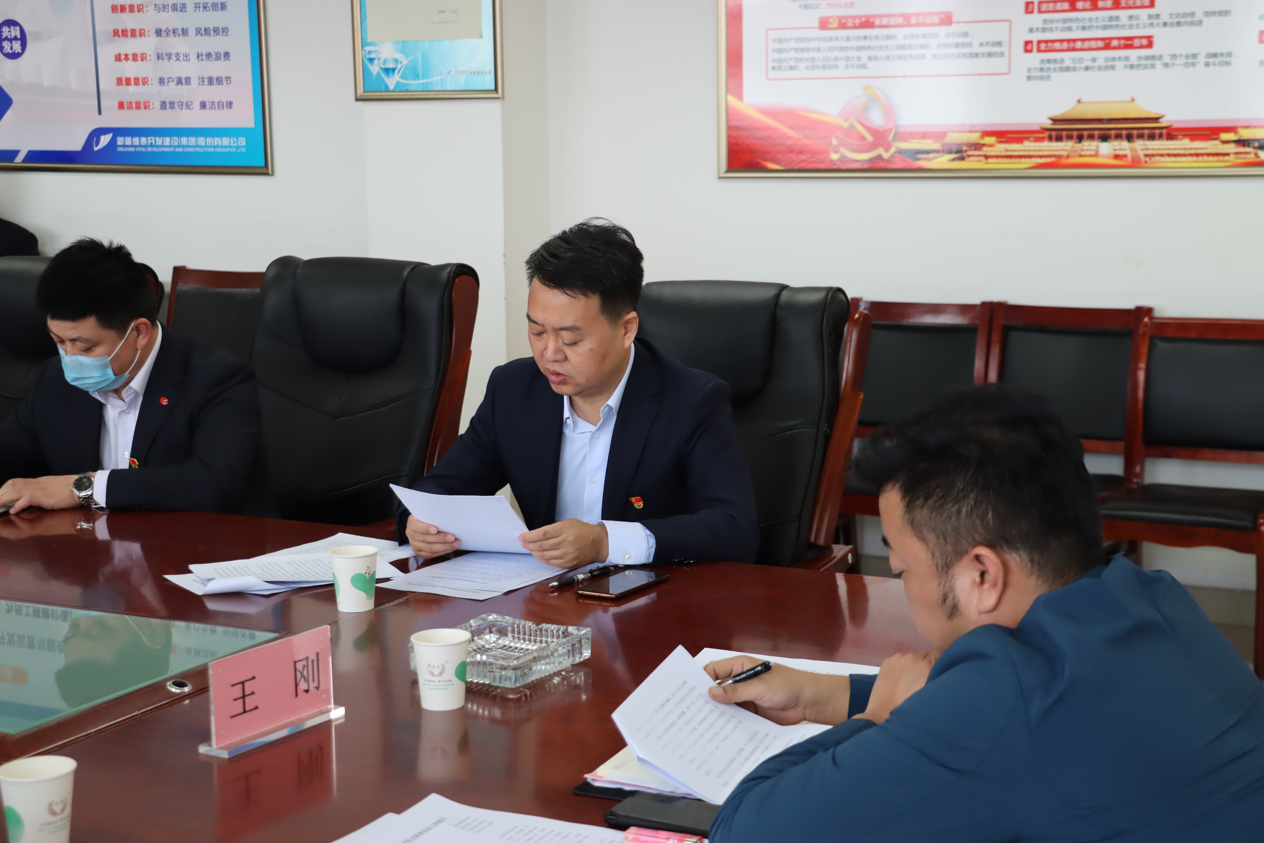 党支部书记吴刚同志做表态发言.jpg 党支部书记吴刚同志做表态发言.jpg