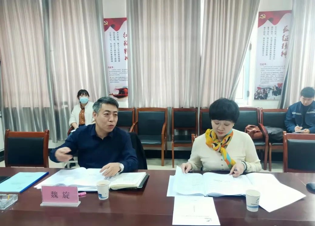 集团公司副总经理、安全总监魏旋正在点评述责报告 集团公司副总经理、安全总监魏旋正在点评述责报告