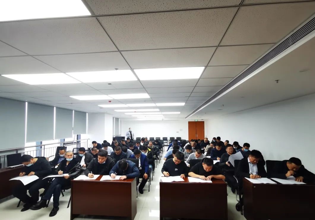 拟提拔干部正在进行任前安全生产管理知识考试 拟提拔干部正在进行任前安全生产管理知识考试